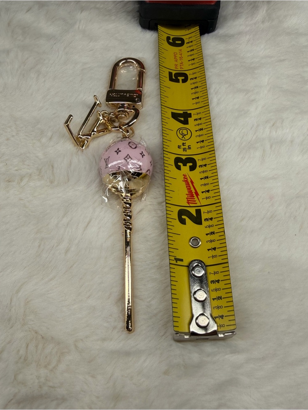 Keychain LV candy pink with Gold Charm - Picture 2 of 4